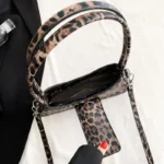 Petit sac à main léaopard à bandoulière overt avec vue de l'intérieur