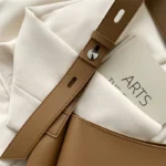 Sac à main bandoulière classique avec large sangle détail