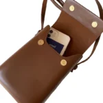Sac à main bandoulière format spartphoe avec rabat marron ouvert