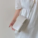 Sac à main bandoulière format spartphoe avec rabat blanc