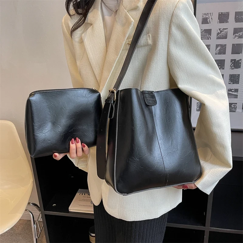 Sac à main badoulière rétro grande capacité noir porté épaule