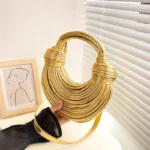 Sac à main doré luxe de soirée desig noué vue de face