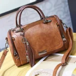Sac à main marron vintage avec pompon vue de face