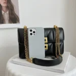 Sac à main noir à motif diamant avec chaîne élégante vue de face avec téléphone portable pour visionner les dimensions