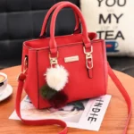 Sac à main noir avec pompon vintage rouge