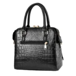 sac à main noir vintage en cuir façon crocodile vue de dos