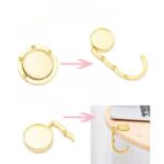 Accroche sac à main dorée et pliable sur fond blanc détails de son utilisation