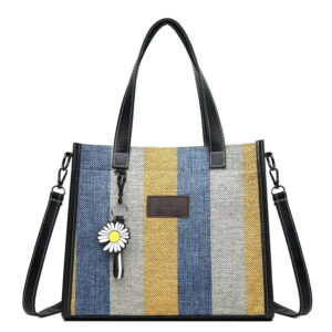 Grand sac à main coloré avec pendentif sur fond blanc