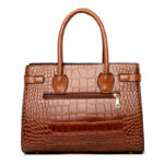 Grand sac à main effet peau de crocodile sur fond blanc
