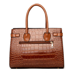 Grand sac à main effet peau de crocodile sur fond blanc