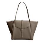 Grand sac à main luxueux et design sur fond blanc