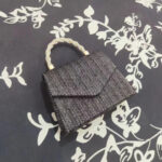 Mini sac à main élégant et carré en paille de couleur grise