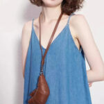 Mini sac à main marron en forme de croissant porté en bandoulière