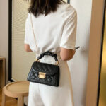 : Mini sac à main noir à bandoulière chaînette dorée porté en bandoulière