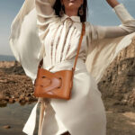 mini-sac-main-tendance-elegant-bandouliere-03 Mini sac à main tendance et élégant à bandoulière marron porté par une femme