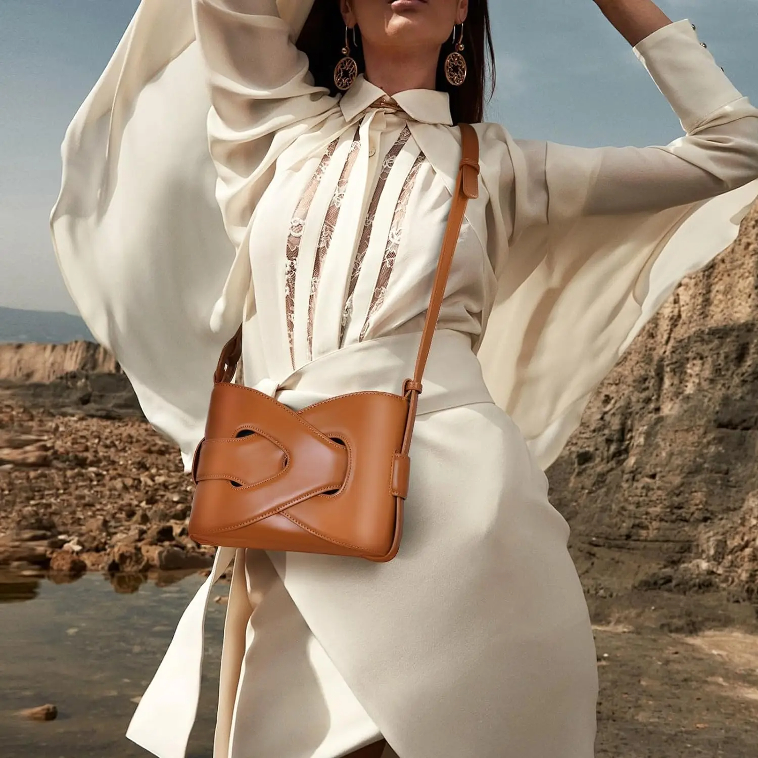Mini sac à main tendance et élégant à bandoulière marron porté par une femme