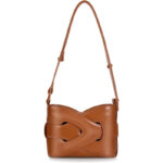 mini-sac-main-tendance-elegant-bandouliere-04 Mini sac à main tendance et élégant à bandoulière, de couleur marron sur un fond blanc.