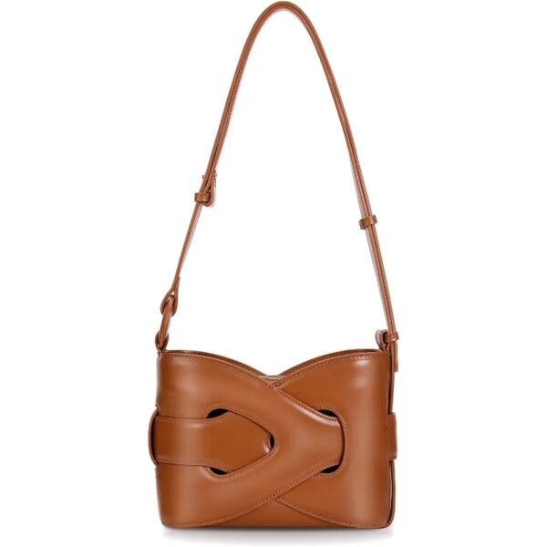 mini-sac-main-tendance-elegant-bandouliere-04 Mini sac à main tendance et élégant à bandoulière, de couleur marron sur un fond blanc.
