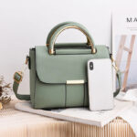 Mini sac à main vert élégant à bandoulière avec un téléphone portable à coté