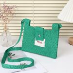 Mini sac à main vert style pochette effet tricoté vue de trois quart