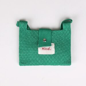 Mini sac à main vert style pochette effet tricoté, sur un fond blanc.