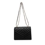 Petit sac à main discret et raffiné sur fond blanc