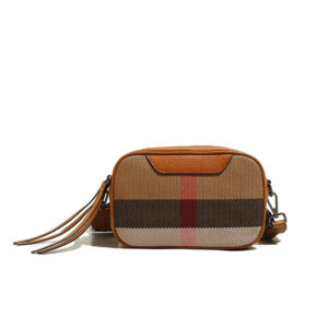 Petit sac à main élégant à motif classique sur fond blanc
