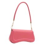 Petit sac à main fonctionnel en rose tendance sur fond blanc