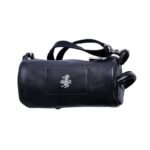 Petit sac à main polyvalent avec bandoulière sur fond blanc