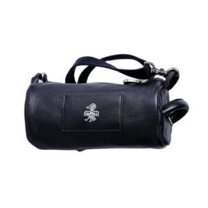 Petit sac à main polyvalent avec bandoulière sur fond blanc