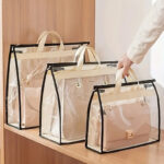 Trois tailles différentes de rangement sac à main de transport pratique transparent posés sur une étagère