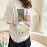 Sac à main ado au design de tête de chat porté par une femme