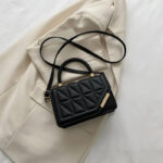 Sac à main ado noir à formes géométriques sur une veste blanche
