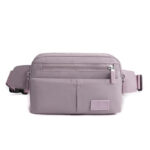 Sac à main banane élégant en nylon violet sur fond blanc