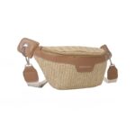 Sac à main banane d'été en paille tissé sur fond blanc