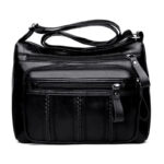 Sac à main bandoulière avec détails raffinés sur fond blanc