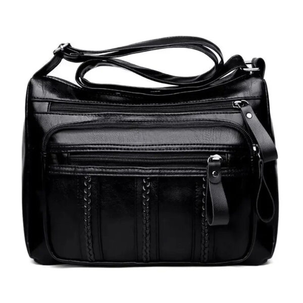 Sac à main bandoulière avec détails raffinés sur fond blanc