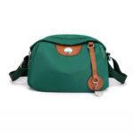 Sac à main bandoulière tendance en vert audacieux sur fond blanc
