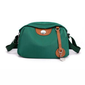 Sac à main bandoulière tendance en vert audacieux sur fond blanc