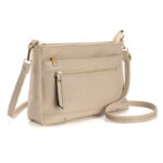 Sac à main beige à bandoulière en simili cuir souple, vue de trois quart sur un fond blanc.