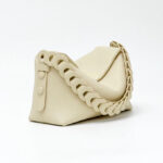 Sac à main beige élégant et design en cuir sur fond blanc