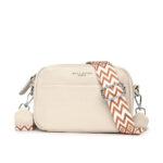 Sac à main beige petit format à bandoulière, sur un fond blanc.