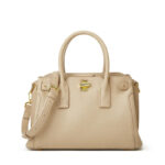 Sac à main beige en simili cuir élégant et spacieux, sur un fond blanc.