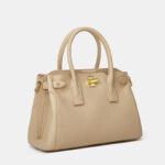 Sac à main beige en simili cuir élégant et spacieux, vue de trois quart