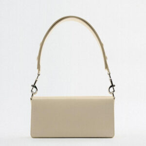 Sac à main beige en simili cuir tendance petit format, sur un fond blanc.