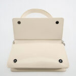 Sac à main beige en simili cuir tendance petit format, ouvert avec vue des fermetures pression