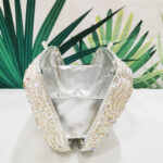 Sac à main blanc brillant avec strass ouvert avec vue intérieure