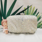 Sac à main blanc brillant avec strass vue de face et fermé