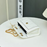Sac à main blanc chic et élégant ouvert posé sur une table et ouvert