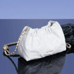 Sac à main blanc souple et chic posé sur une table